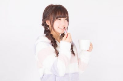 前歯2本の矯正！出っ歯は自力やマウスピースで治せる？治療の期間や値段は？