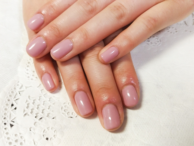 爪の白い斑点の原因は病気じゃない 幸福の意味があるけど親指や薬指など指別に紹介